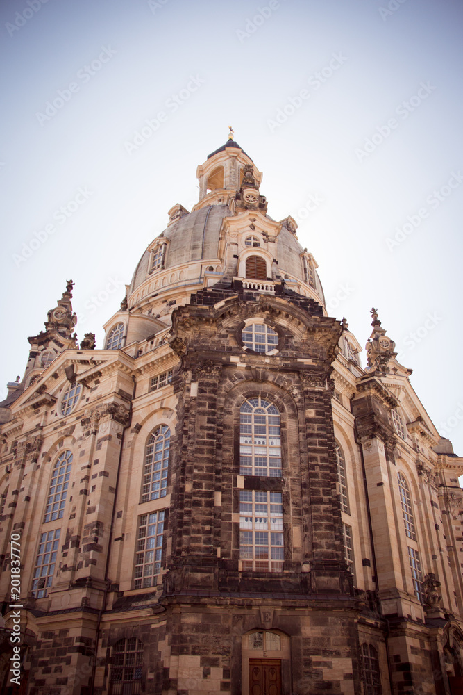 Photo ground up Frauenkirche Dresden Beige Glass Reconstructed protestant church neumarkt Blue Sky without clouds background, special lightning Sunny Evening summer day in dresden in germany