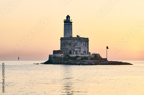 faro di Olvia alle prime luci dell'alba