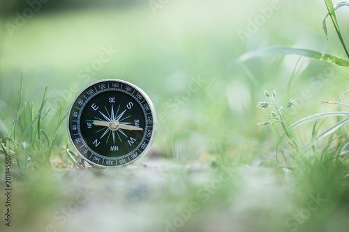 Kompass am Boden, Wiese, Textfreiraum