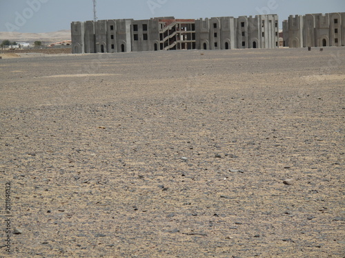 costruzione sulla spiaggia egiziana photo