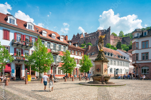 Touristen auf dem Kornmarkt in Heidelberg, Baden-Württemberg, Deutschland photo