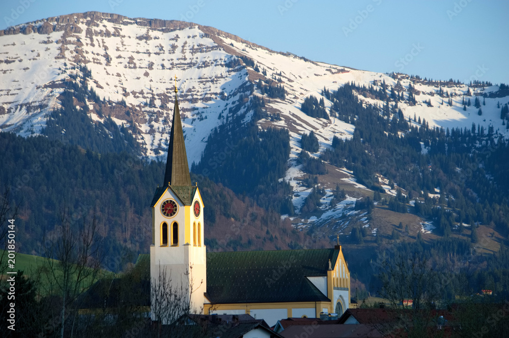 Der Berg Hochgrat mit der Kirche von Oberstaufen im Allgäu, Bayern.