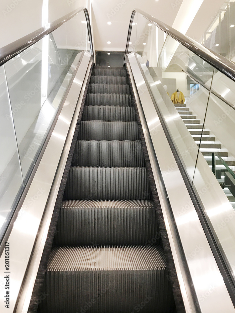 Obraz premium Escalator in shopping center