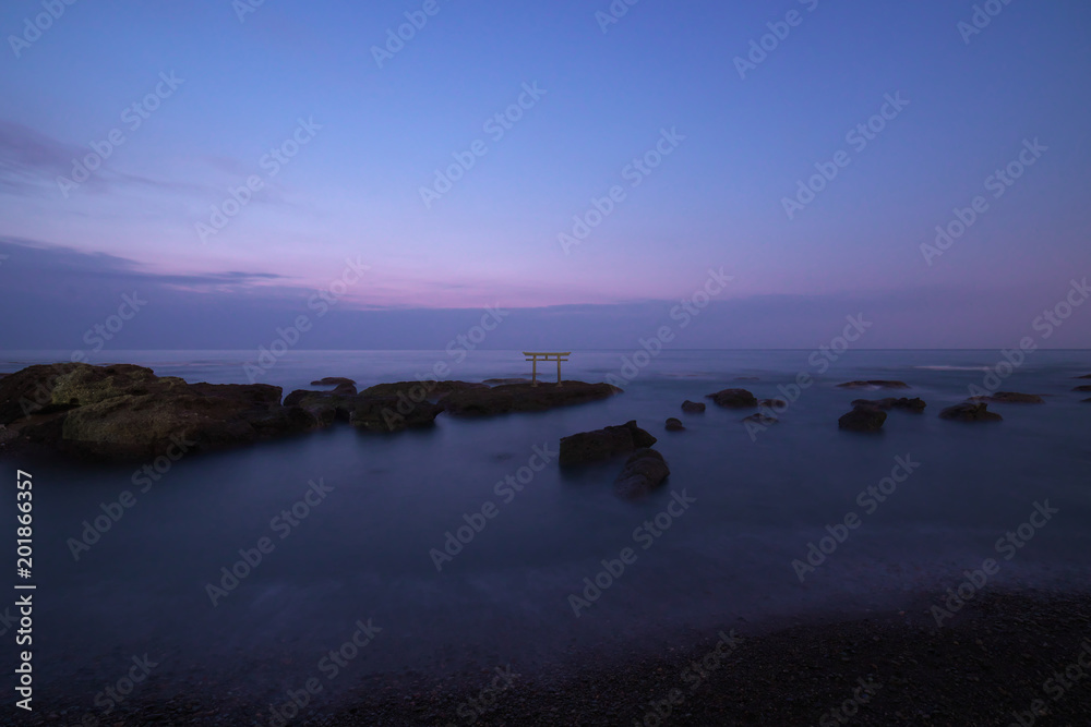 Fototapeta premium 夜明け前の大洗磯前神社 神磯の鳥居