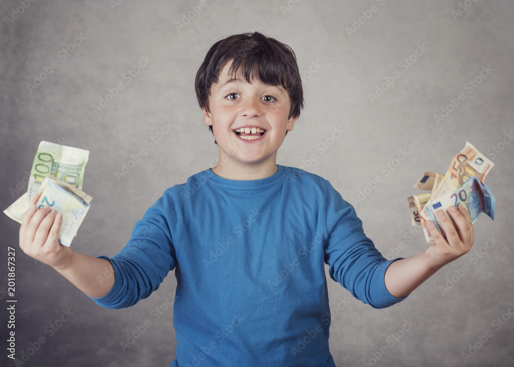 niño sonriente con billetes de euro Stock Photo | Adobe Stock