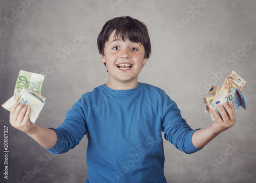 niño sonriente con billetes de euro photo