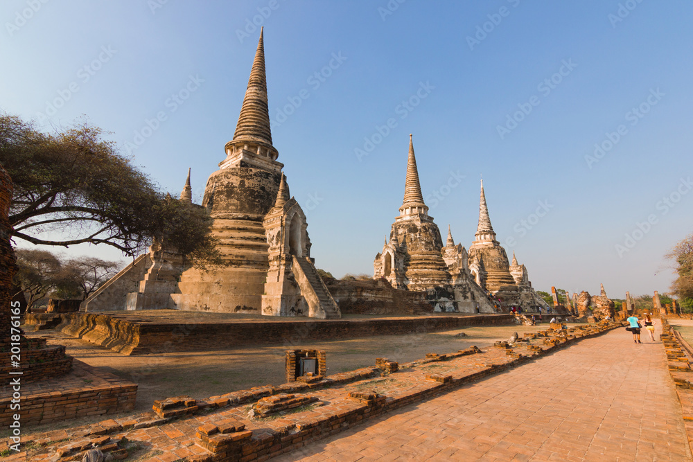 Fototapeta premium Wat Phra Si Sanphet Ayutthaya -: December 26, 2017:- Ayutthaya Historical Park has been considered a World Heritage Site on December 13th, 2534 in the historic city of Ayutthaya.