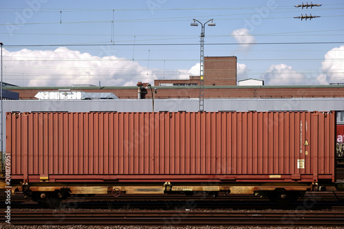 Güterwagon Seitenansicht / Die Seitenansicht eines Eisenbahnwagons eines Güterzuges am Bahnsteig des Opelwerkes in Rüsselsheim.