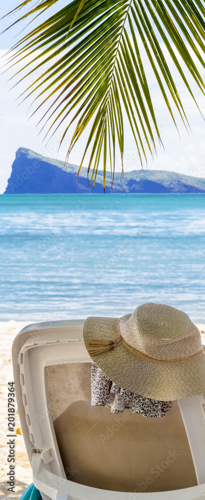 chapeau de paille et palme de cocotier sur plage de Bain Boeuf, Coin de  Mire, île Maurice Stock Photo | Adobe Stock
