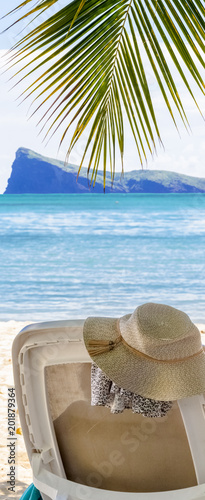 chapeau de paille et palme de cocotier sur plage de Bain Boeuf, Coin de Mire, île Maurice 