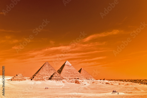 Los piramides de Giza El Kairo en fotografia infrared