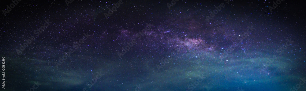Fototapeta premium Krajobraz z galaktyką Drogi Mlecznej. Nocne niebo z gwiazdami.