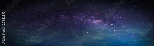 Krajobraz z galaktyką Drogi Mlecznej. Nocne niebo z gwiazdami.