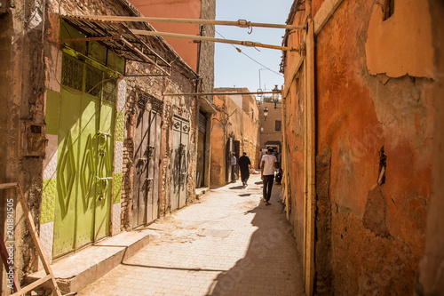 menschen in einer Gasse in Marrakesch im souk