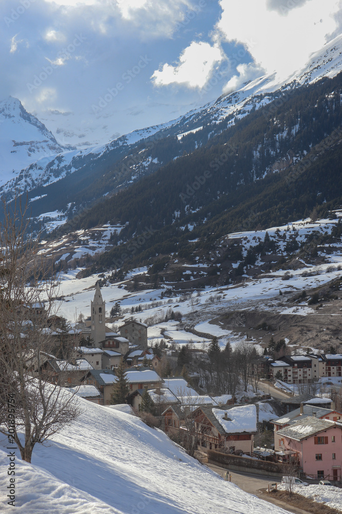Auvergne-Rhône-Alpes - Savoie - Vue sur Lanslevillard en hiver