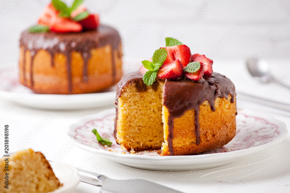 Small Vanilla And Strawberries Cakes With Chocolate Topping Small Vanilla And Strawberries Cakes With Chocolate Topping