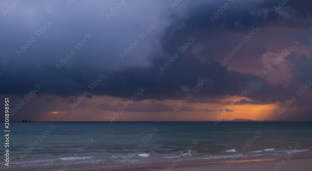 Obraz premium Colorful seascape with thunderclouds and lonely small boat