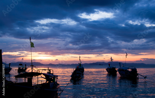 Colorful%20seascape%20with%20traditional%20thai%20boats%20at%20sunset%20beach,%20scenic%20%20clouds%20and%20shadowy%20mountains%20in%20skyline.%20Ao%20Nang,%20Krabi%20province,%20Thailand.%20%20Stock-Foto%20|%20Adobe%20Stock