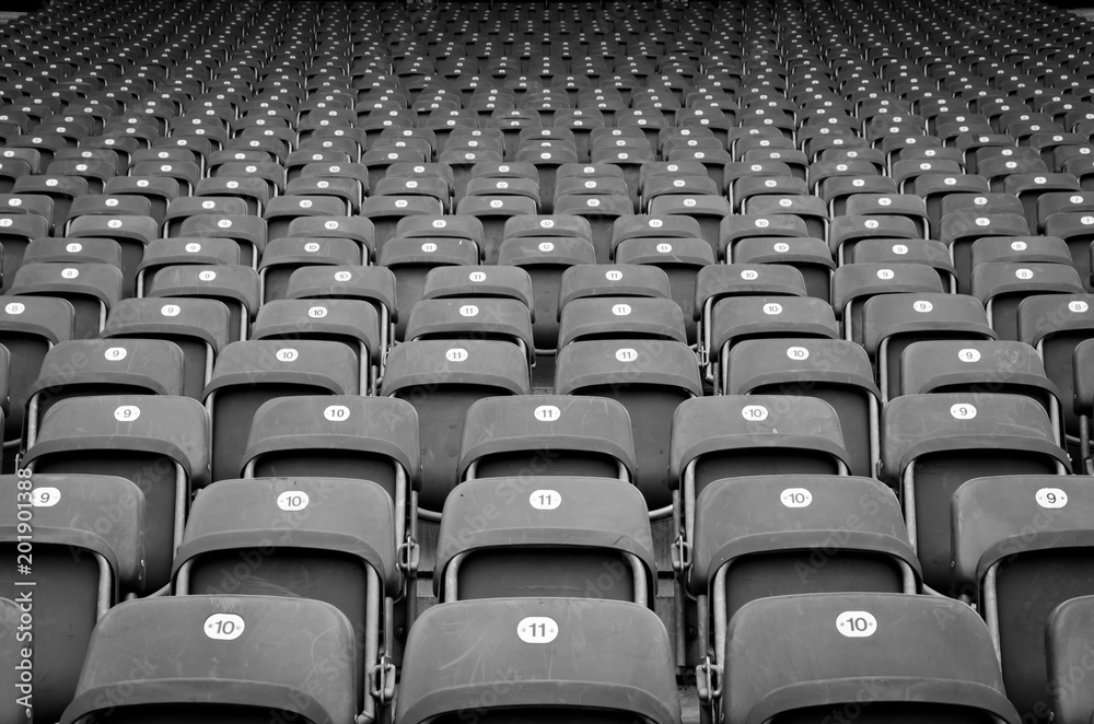 Obraz premium Szare siedzenia stadionowe