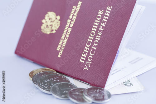 Пенсионное удостоверение с монетами и купюрами