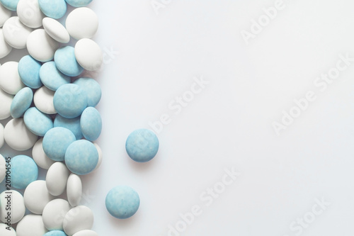 Fototapeta Naklejka Na Ścianę i Meble -  White and blue pills on light surface