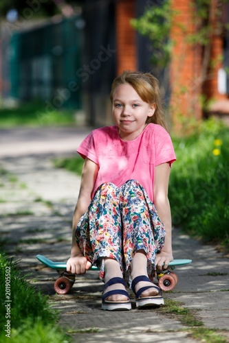 Obraz na płótnie Hipster girl with skate board
w salonie
