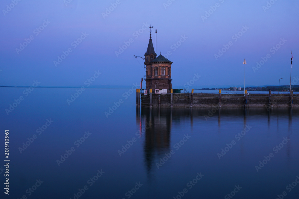 Leuchtturm in Konstanz am Bodensee zur blauen Stunde