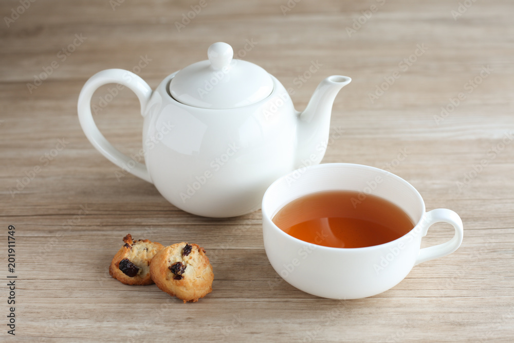 テーブルに置いた 紅茶 ティーポット レーズンのクッキー テーブルに置いた 紅茶 ティーポット レーズンのクッキー