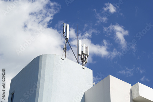 Fotografi Smart cellular network antenna base station on the telecommunication mast on the roof of the building