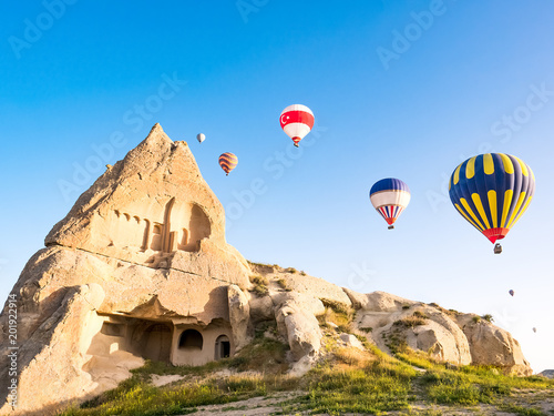 Kolorowi gorące powietrze balony lata nad skała krajobrazem przy Cappadocia Turcja