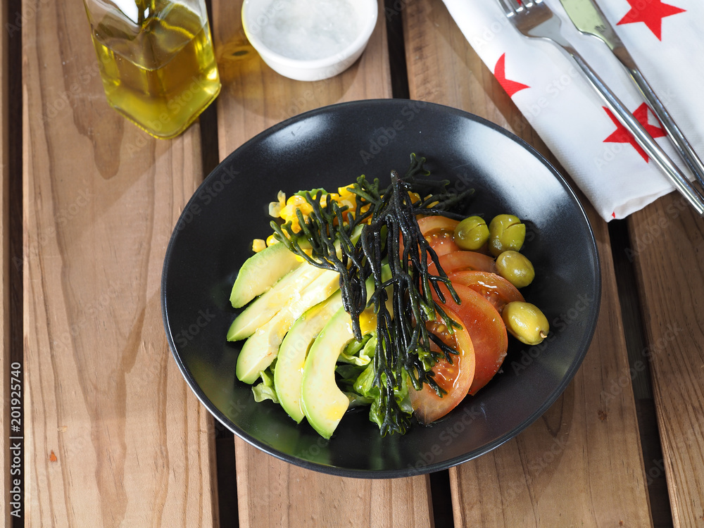 Foto De Codium Velvet Horn Spongeweed In Salad With Avocado Edible foto-de-codium-velvet-horn-spongeweed-in-salad-with-avocado-edible