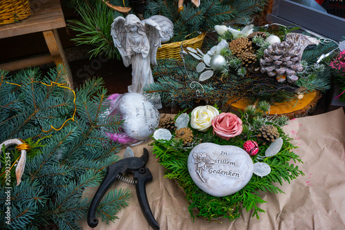 Make grave arrangements yourself, grave floristry, Advent arrangement photo