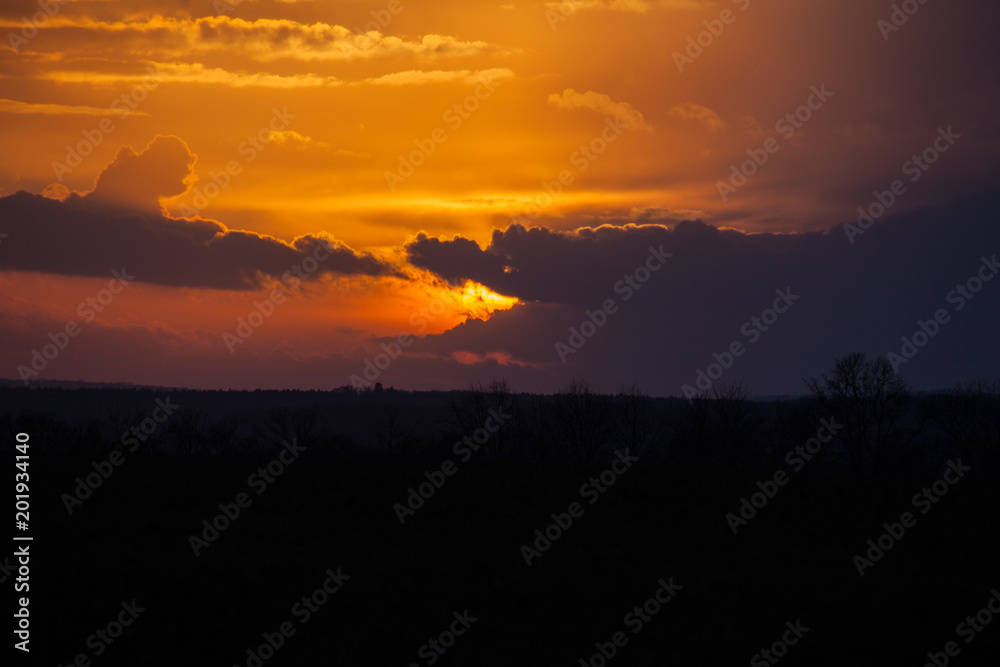 Fototapeta premium sonnenuntergang feuerroter himmel