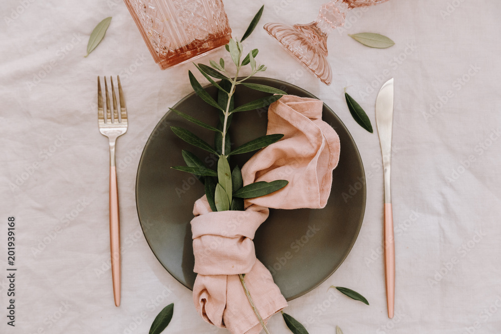 Rustic table setting. Table decorations with linen napkin, olive branch.  Top view. Flat lay. Wedding or holiday concept foto de Stock | Adobe Stock