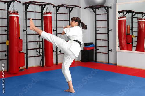 Foto Female karate instructor in dojo
