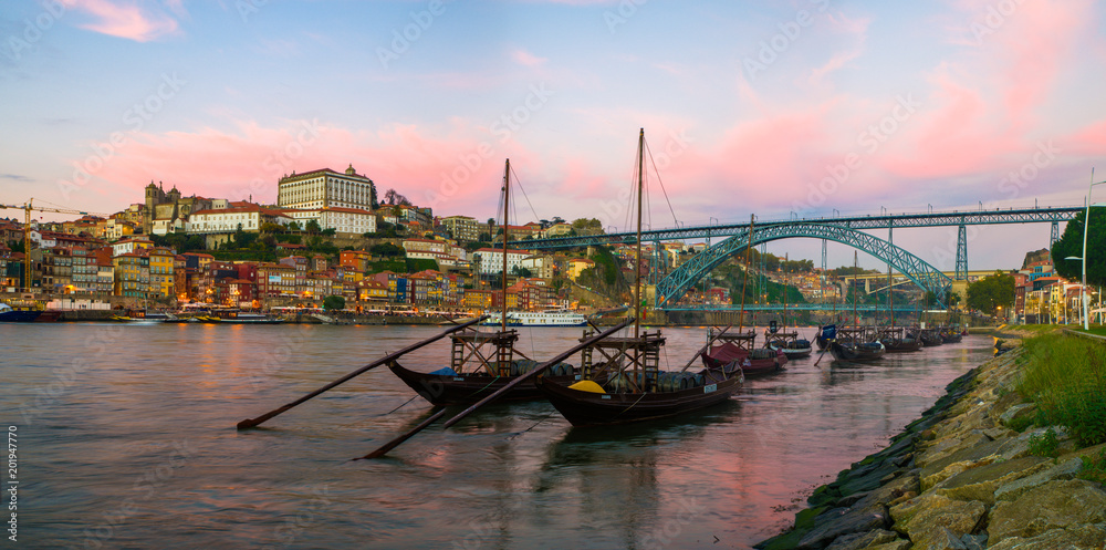 Naklejka premium Oporto city almost night