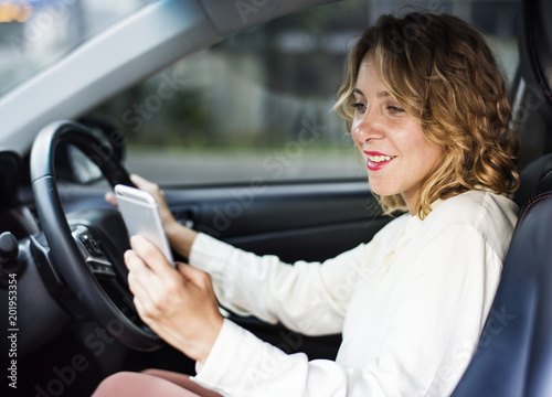 Woman using mobile phone while driving © Rawpixel.com