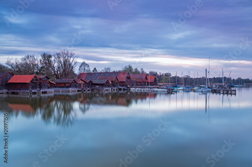 Bootshäuser bei Tagesanbruch in Dießen am Ammersee 