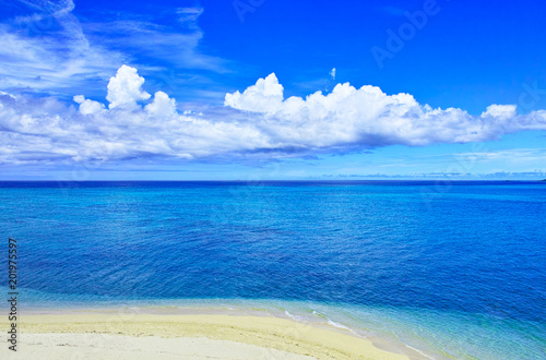 真夏の宮古島。池間島側から見た風景
