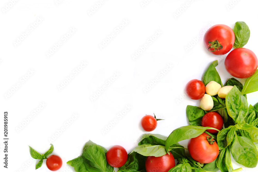 Fototapeta Świeże czerwone pomidory i zielenie na białym tle na białym tle