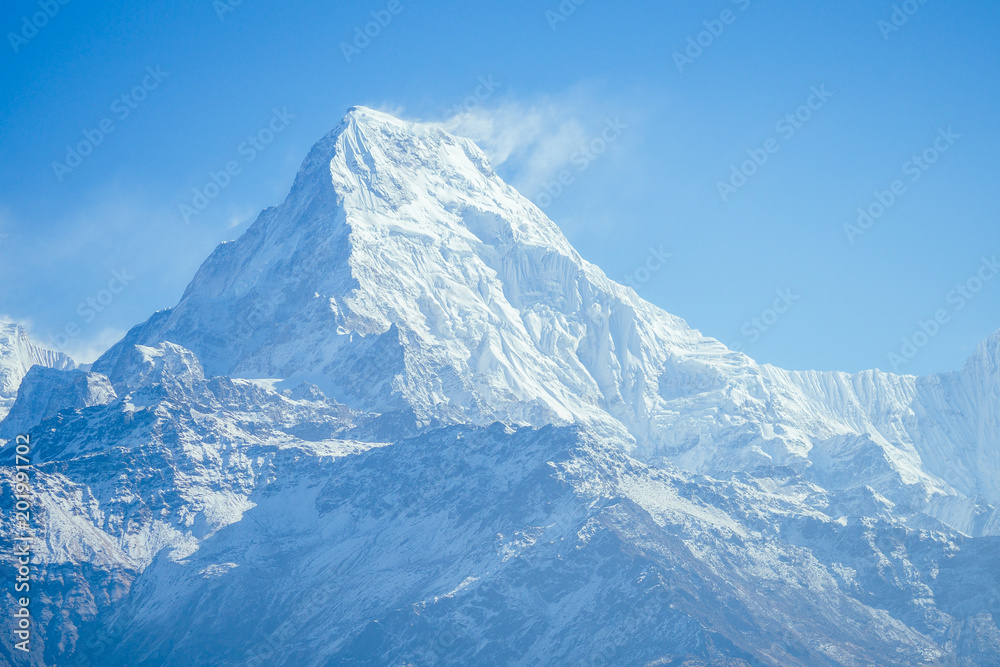 Naklejka piękny widok na krajobraz Himalajów. Ośnieżone szczyty górskie. koncepcja trekkingu w górach