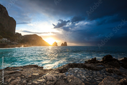 Obraz na płótnie Spectacular cloudy sunrise view of Faraglioni rock w salonie