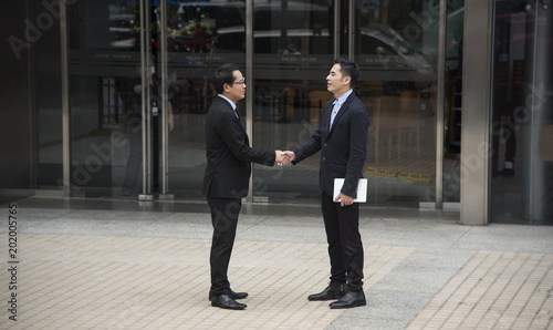 Businessman making handshake agreement. concept cooperation.