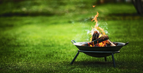 Stickers Grill / Barbecue Barbecue met gloeiende houtskool  © Maksim Pasko