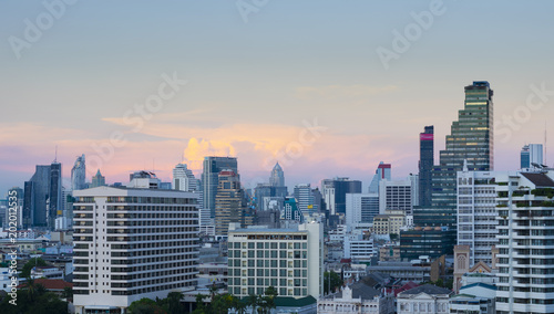Fototapeta Bangkok nowożytna miasto linia horyzontu przy półmrokiem.