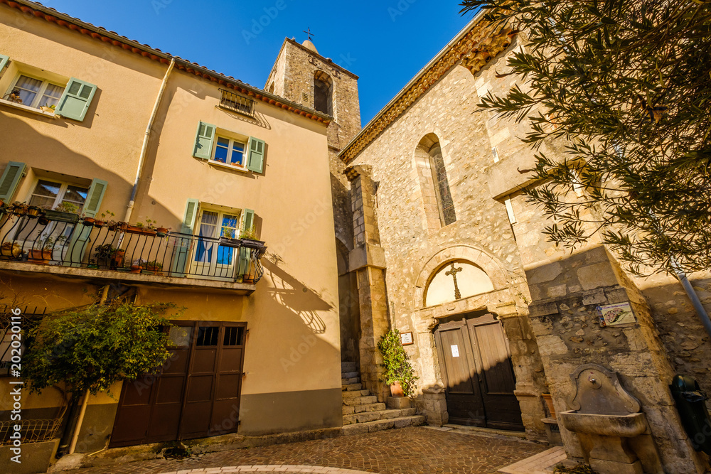 Eglise et maison de village de Fayence, Provence, France.	