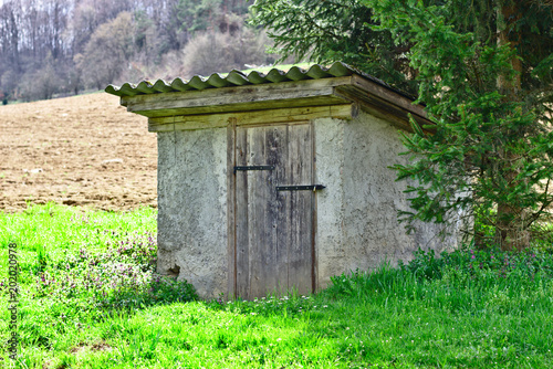 Kleines Steinhaus auf einer Wiese