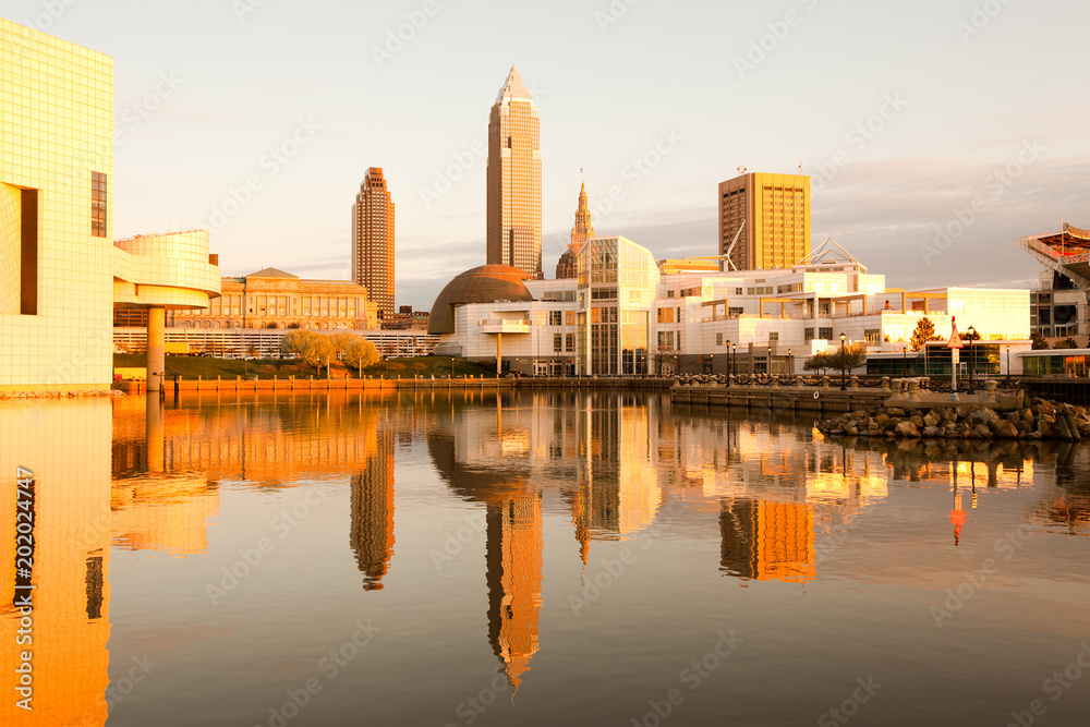 Fototapeta premium Skyline of downtown Cleveland from the harbor, Ohio, USA