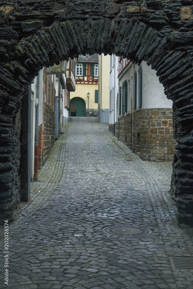 Obraz premium one of the many narrow streets of the old part of the German city of Bacharach