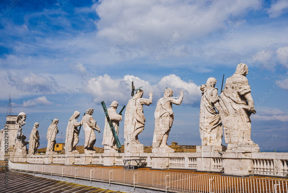 Φωτογραφία rear view of statues on top of St Peters Basilica, Vatican city, Italy